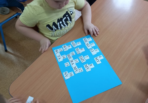 Dzieci układają hasło przewodnie zajęć